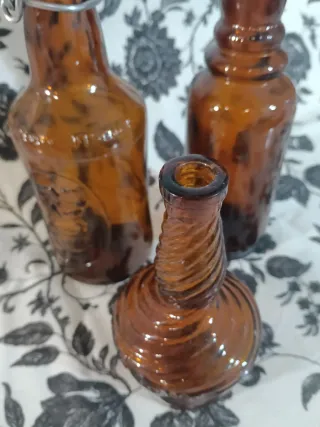 Bottiglie antiche vintage in ambra