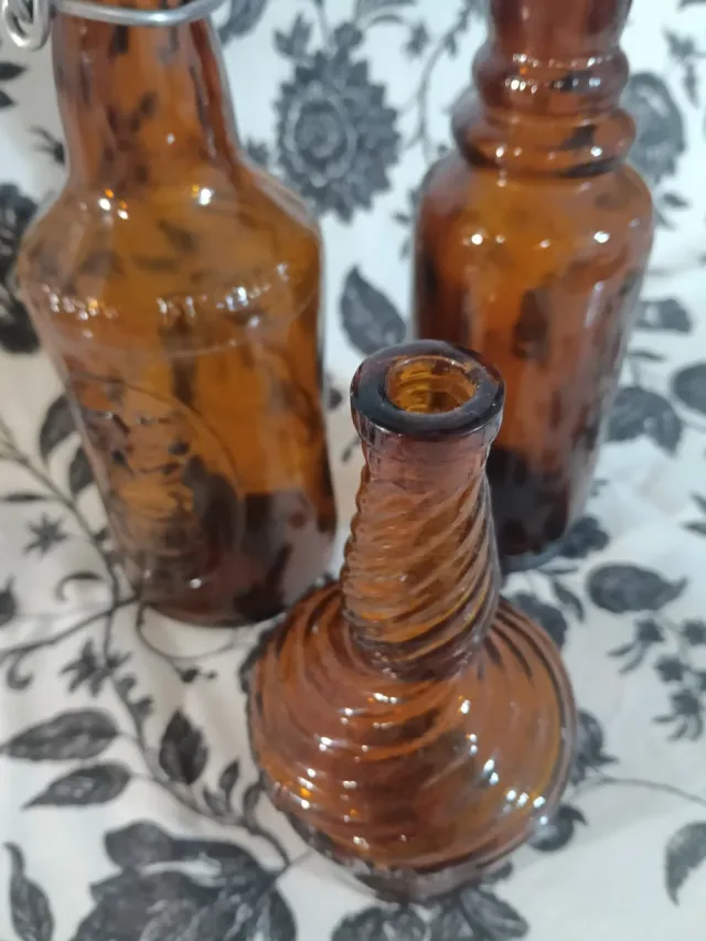 Bottiglie antiche vintage in ambra