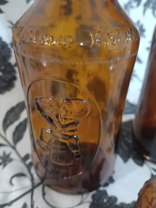 Bottiglie antiche vintage in ambra