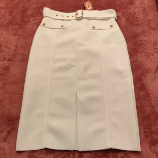 Falda blanca con cinturón y tachuelas