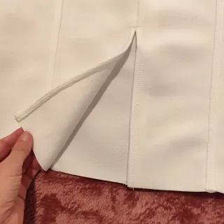 Falda blanca con cinturón y tachuelas