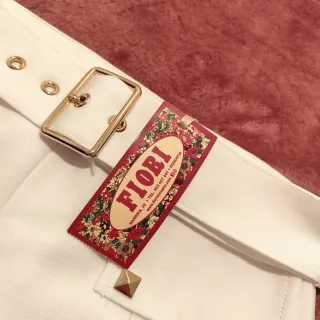 Falda blanca con cinturón y tachuelas