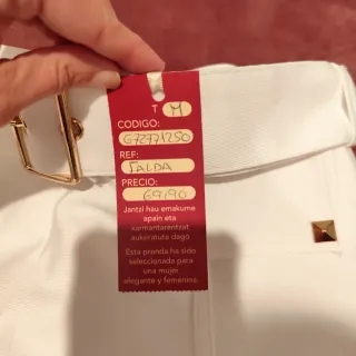 Falda blanca con cinturón y tachuelas