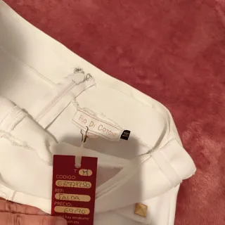 Falda blanca con cinturón y tachuelas