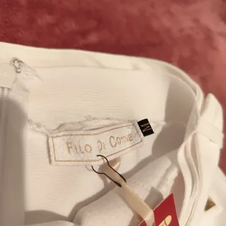 Falda blanca con cinturón y tachuelas