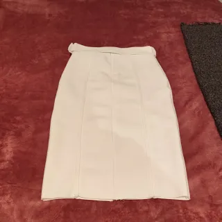 Falda blanca con cinturón y tachuelas