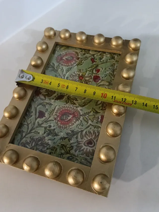 Cornice dorata con decorazioni