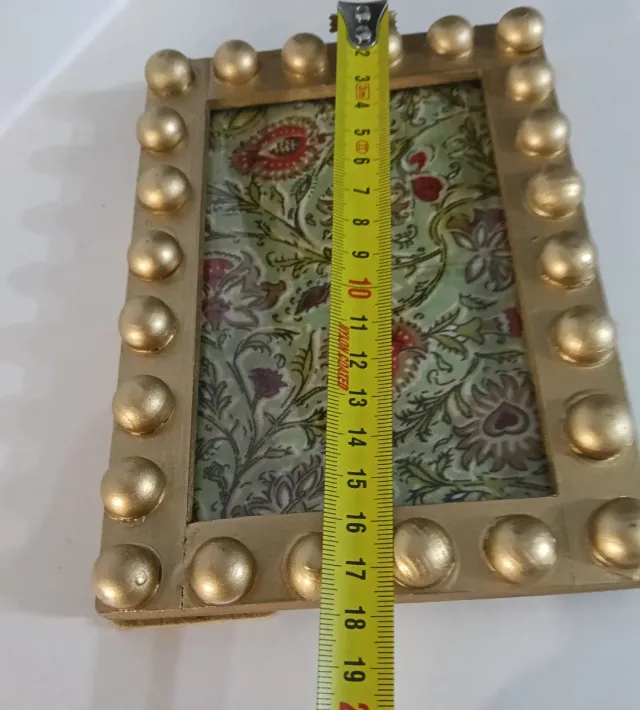 Cornice dorata con decorazioni