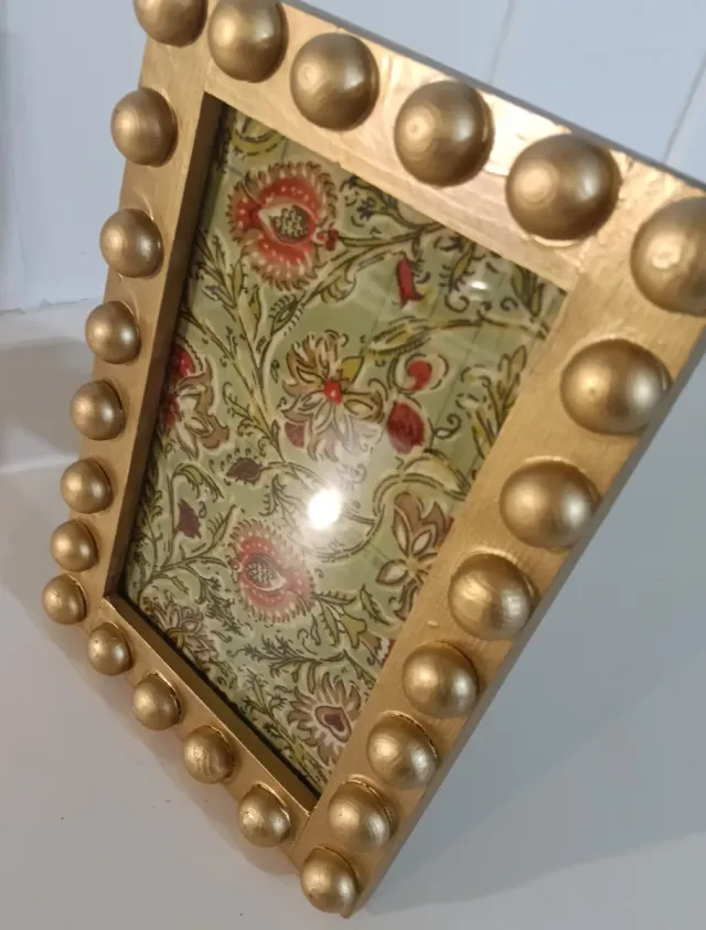 Cornice dorata con decorazioni