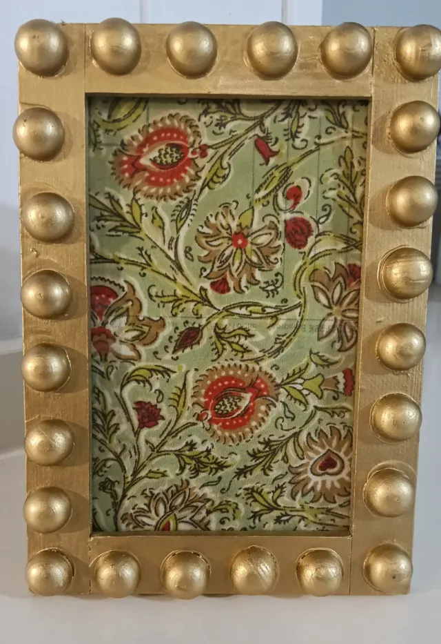 Cornice dorata con decorazioni