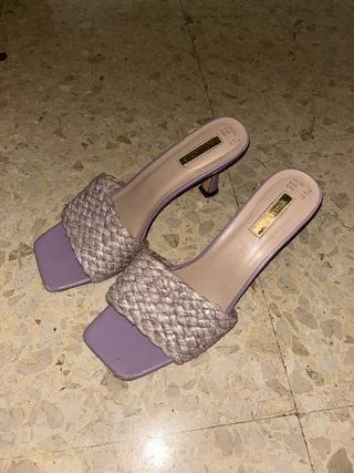 Sandalias tacón bajo moradas tejidas