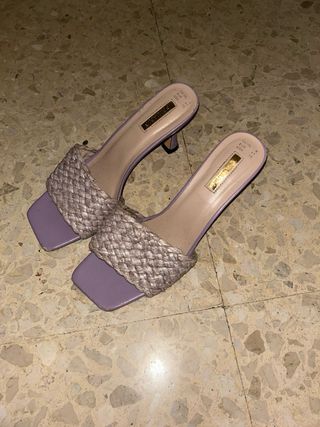 Sandalias tacón bajo moradas tejidas