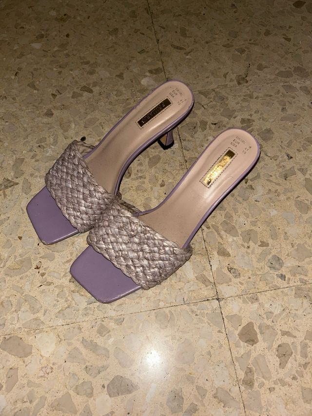 Sandalias tacón bajo moradas tejidas