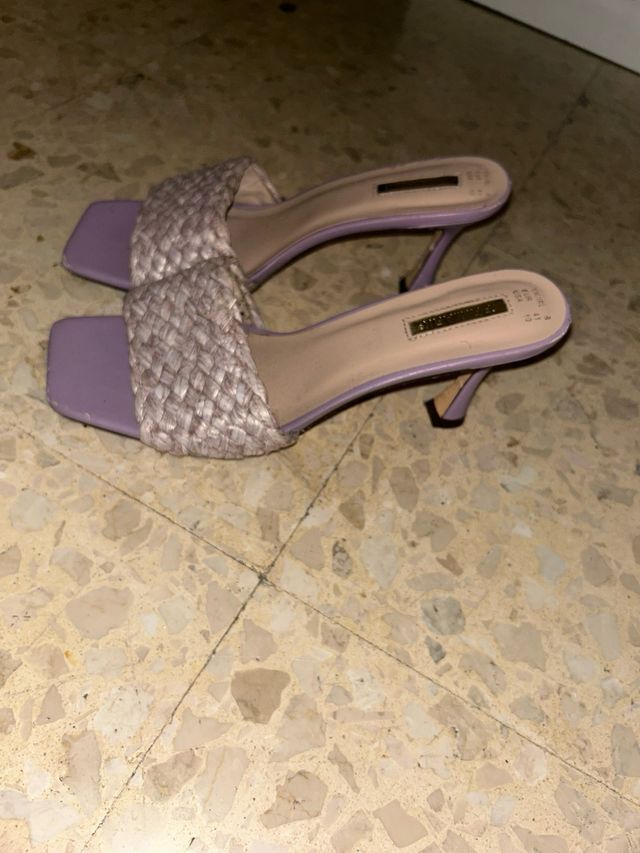 Sandalias tacón bajo moradas tejidas