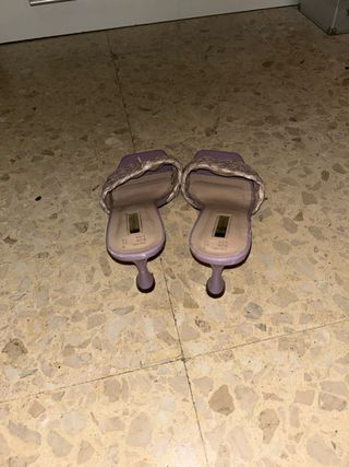 Sandalias tacón bajo moradas tejidas