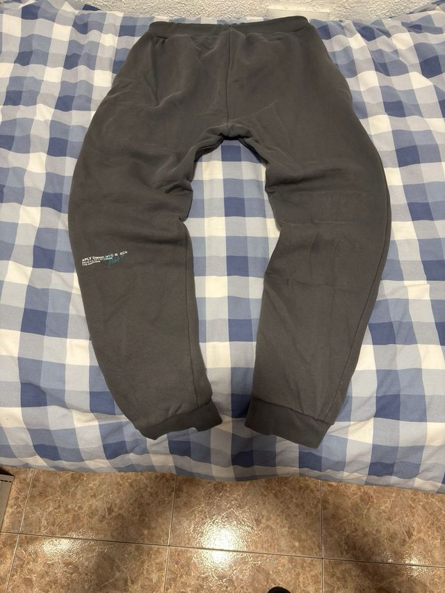 Pantalones chándal grises Supply & Demand