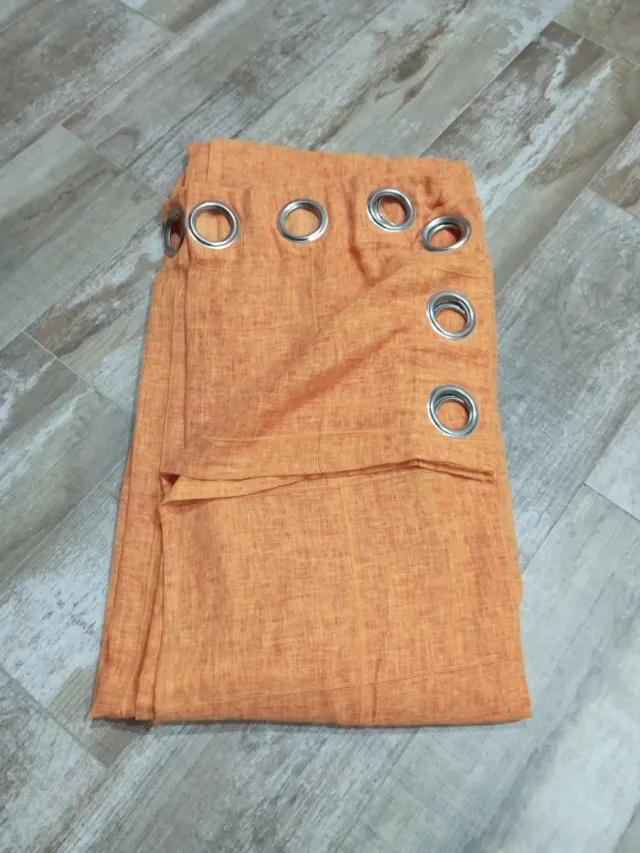 Cortina naranja con ojales