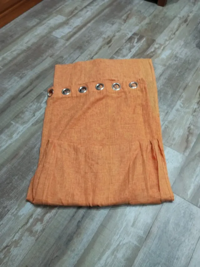Cortina naranja con ojales