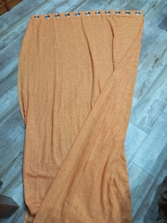 Cortina naranja con ojales