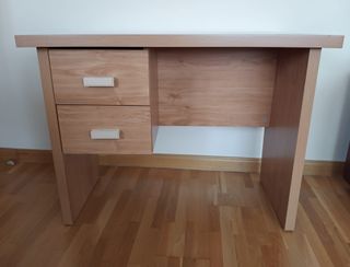Escritorio de madera con dos cajones