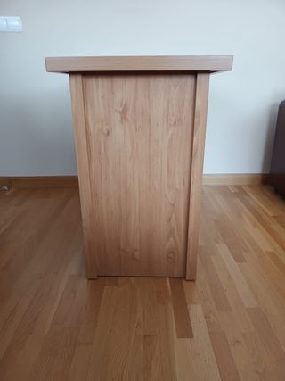 Escritorio de madera con dos cajones