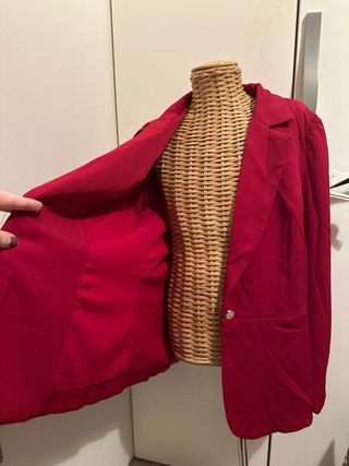 Blazer rosso con bottoni dorati