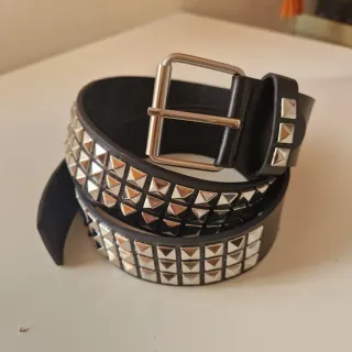 Cintura nera Y2K con borchie