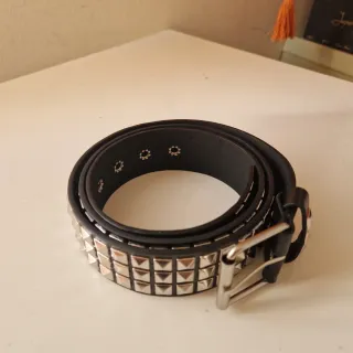 Cintura nera Y2K con borchie