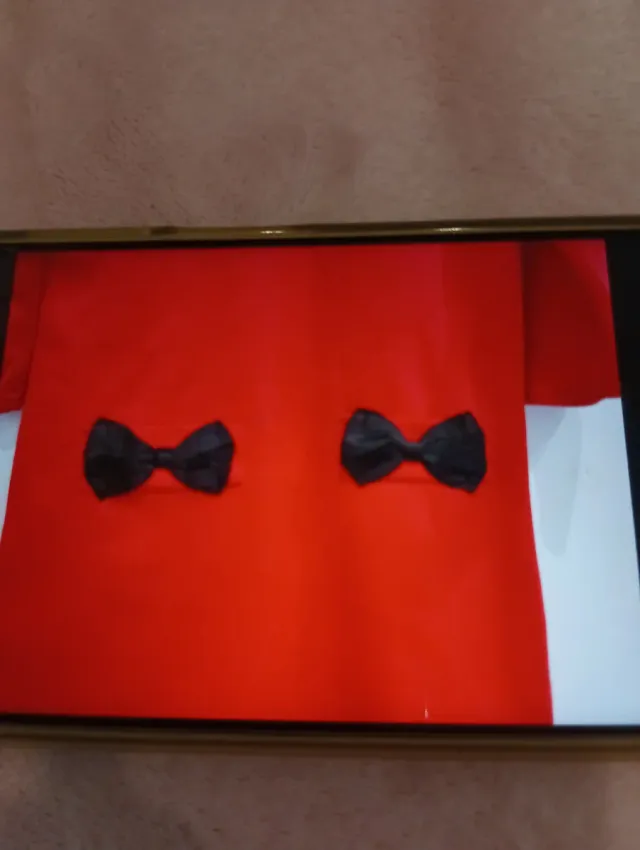 Vestido rojo con lazos negros