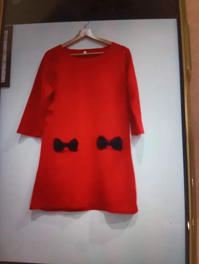 Vestido rojo con lazos negros