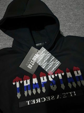 Tuta Trapstar Nera con Dettagli Multicolor