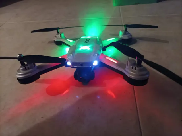 Dron con telecamera e 3 batterie