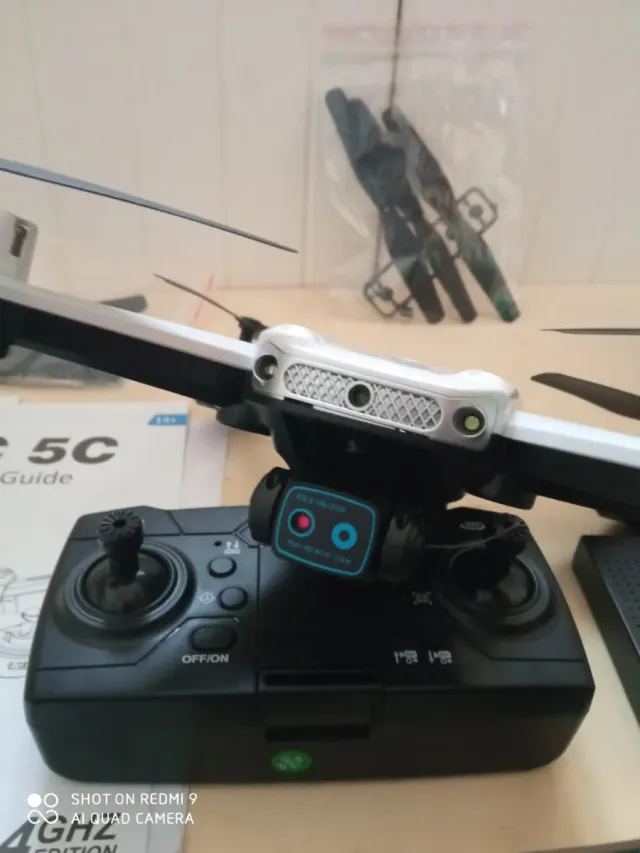 Dron con telecamera e 3 batterie