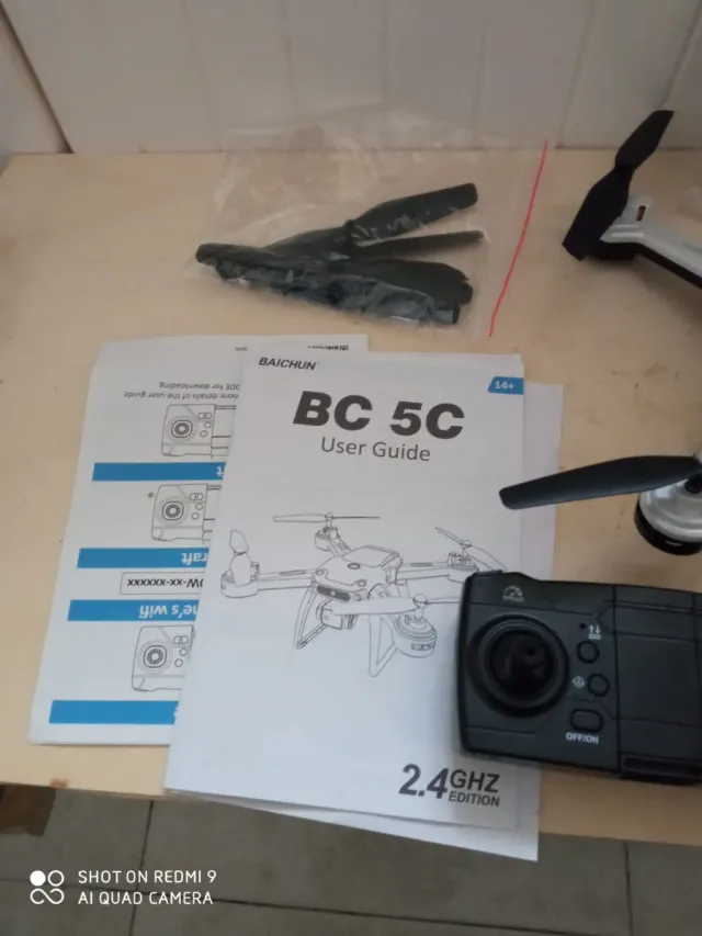 Dron con telecamera e 3 batterie