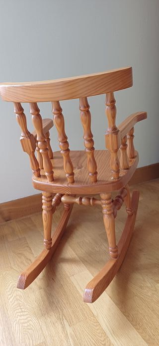Mecedora infantil de madera