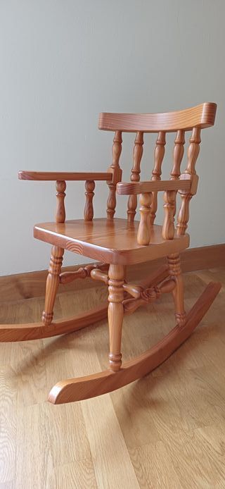 Mecedora infantil de madera