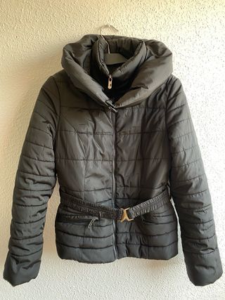 Abrigo negro acolchado con cinturón