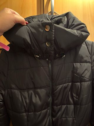 Abrigo negro acolchado con cinturón