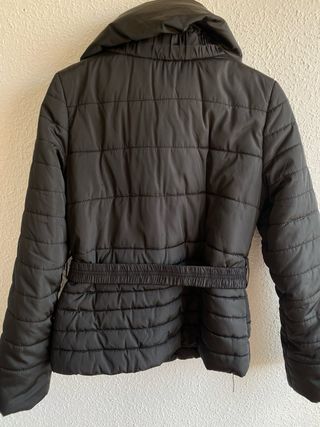 Abrigo negro acolchado con cinturón