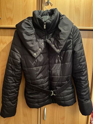 Abrigo negro acolchado con cinturón