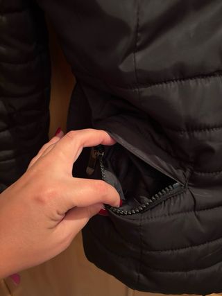 Abrigo negro acolchado con cinturón