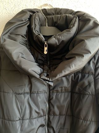 Abrigo negro acolchado con cinturón