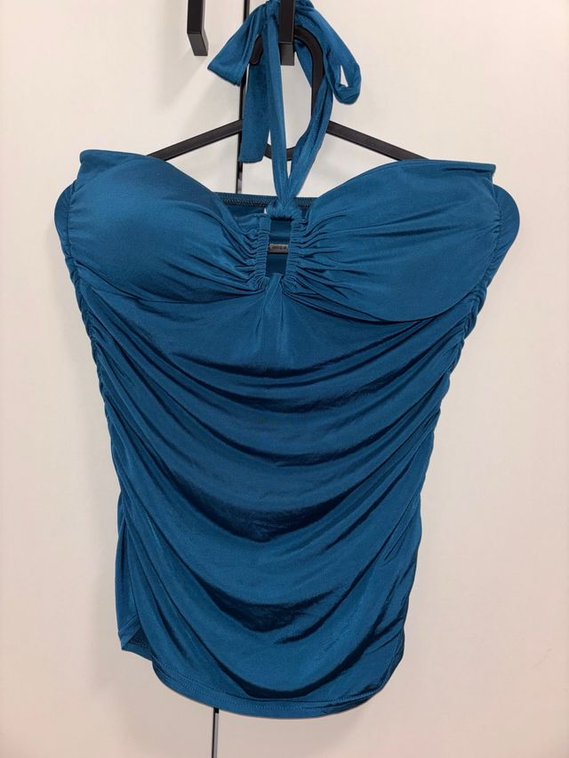 Top halter azul eléctrico con fruncido