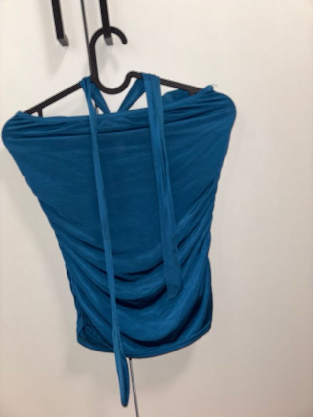 Top halter azul eléctrico con fruncido