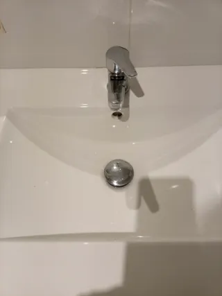 Grifo y ducha de baño cromados