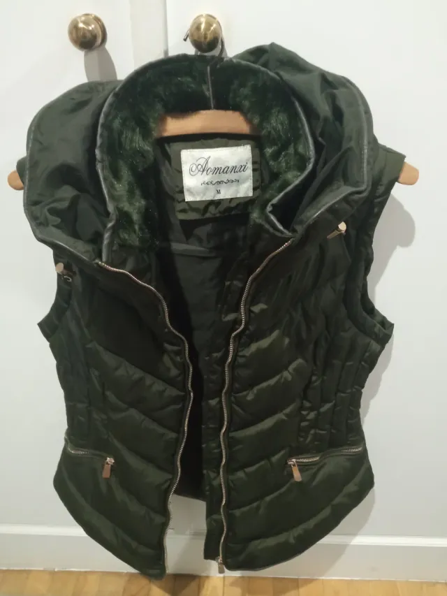 Chaleco Aomazi verde pelo y gorro Talla M