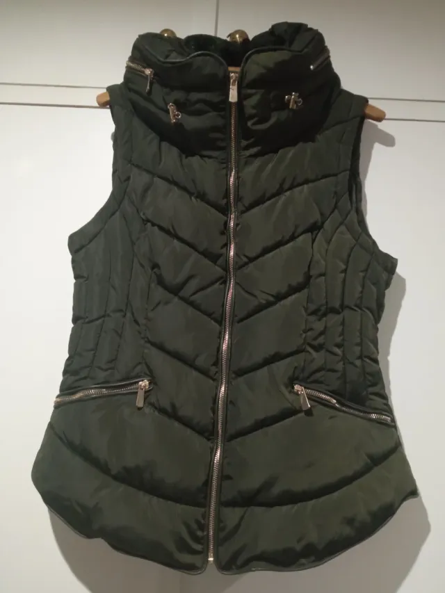 Chaleco Aomazi verde pelo y gorro Talla M