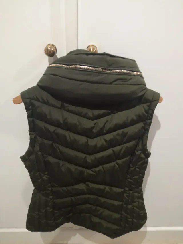 Chaleco Aomazi verde pelo y gorro Talla M