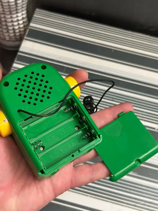 Radio reloj despertador parlante