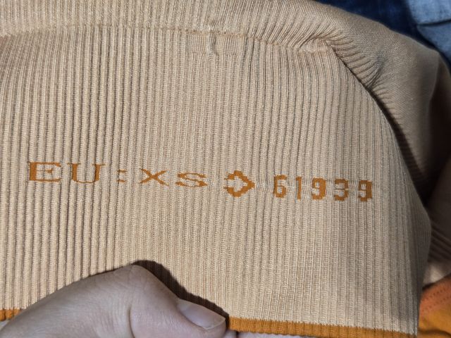 Top deportivo naranja con brillos Talla S